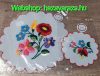 KALOCSAI KEREK KÉZZEL HÍMZETT TERÍTŐ FEHÉR ALAPON PIROS SZEGŐVEL 25 cm KALOCSAI KEREK KÉZZEL HÍMZETT TERÍTŐ FEHÉR ALAPON PIROS SZEGŐVEL 25 cm