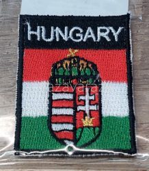 MAGYAR ZÁSZLÓ FELÜL HUNGARY FELIRATTAL ÉS CÍMERREL  KICSI TEXTIL EMBLÉMA  3,5 x 5 CM  VASALHATÓS