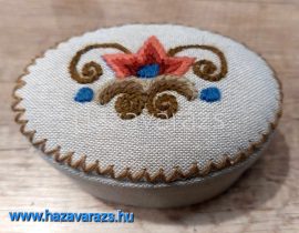 HÓDMEZŐVÁSÁRHELYI  OVÁLIS HÍMZETT DOBOZ 10*7*5 CM 
