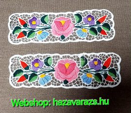 KÖNYVJELZŐ VAGY RUHÁRA FELVARRÓ TÉGLALAP FEHÉR KÖZÉPEN RÓZSASZÍN RÓZSÁVAL kb. 19*6 cm 1 DB KÖNYVJELZŐ VAGY RUHÁRA FELVARRÓ TÉGLALAP FEHÉR KÖZÉPEN RÓZSASZÍN RÓZSÁVAL kb. 19*6 cm 1 DB