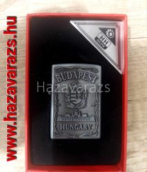 EZÜST SZÍNŰ FÉM ÖNGYÚJTÓ BUDAPEST HUNGARY DÍSZDOBOZBAN EZÜST SZÍNŰ FÉM ÖNGYÚJTÓ BUDAPEST HUNGARY DÍSZDOBOZBAN
