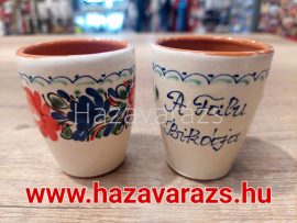 A FALU BIKÁJA KÉZZEL FESTETT FELESPOHÁR KÉKES -PIROSAS MINTÁVAL