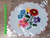 KALOCSAI KEREK KÉZZEL HÍMZETT TERÍTŐ FEHÉR ALAPON PIROS SZEGŐVEL 15 cm KALOCSAI KEREK KÉZZEL HÍMZETT TERÍTŐ FEHÉR ALAPON PIROS SZEGŐVEL 15 cm