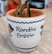   RÖNDÖS EMBÖR! KÉZZEL FESTETT NYAKBA AKASZTÓS VAGY SIMA PÁLINKÁSPOHÁR PIROSAS SZÍNES NÉPI MINTÁS
