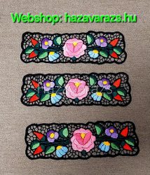 KÖNYVJELZŐ VAGY  RUHÁRA FELVARRÓ TÉGLALAP FEKETE KÖZÉPEN RÓZSASZÍN RÓZSÁVAL  kb. 19*6 cm 1 DB