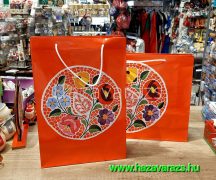   PIROS FÉNYES HÍMZETT NÉPI MINTÁS XL-ES / NAGY MÉRETŰ  ÁLLÓ DÍSZTASAK  23*34 CM