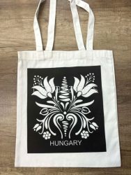 NÉPI FEKETE-FEHÉR MINTÁS BEVÁSÁRLÓTÁSKA HUNGARY FELIRATTAL NÉPI FEKETE-FEHÉR MINTÁS BEVÁSÁRLÓTÁSKA HUNGARY FELIRATTAL