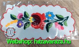 10x20 cm FEHÉR ALAPON PIROS SZEGŐVEL KALOCSAI OVÁLIS KÉZZEL HÍMZETT TERÍTŐ 